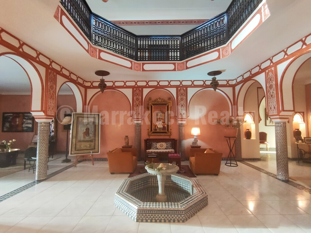 Standout old-school 4 suite villa close to downtown