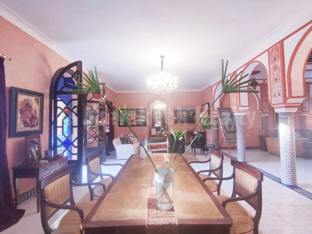 Standout old-school 4 suite villa close to downtown