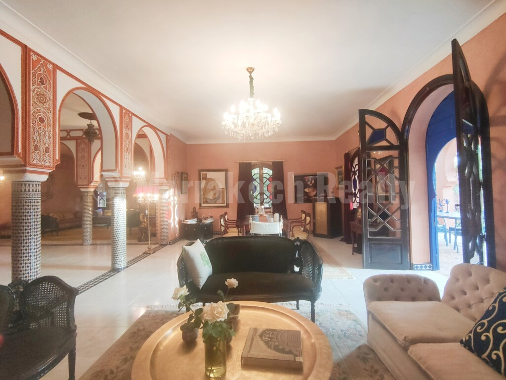 Standout old-school 4 suite villa close to downtown