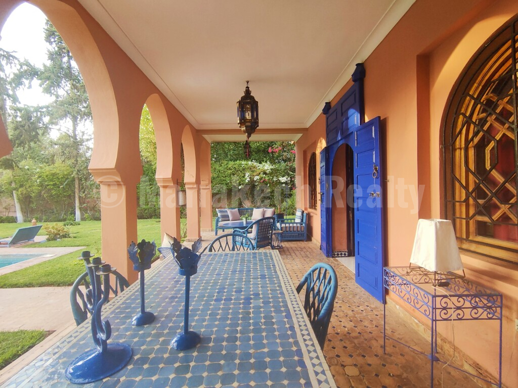 Standout old-school 4 suite villa close to downtown