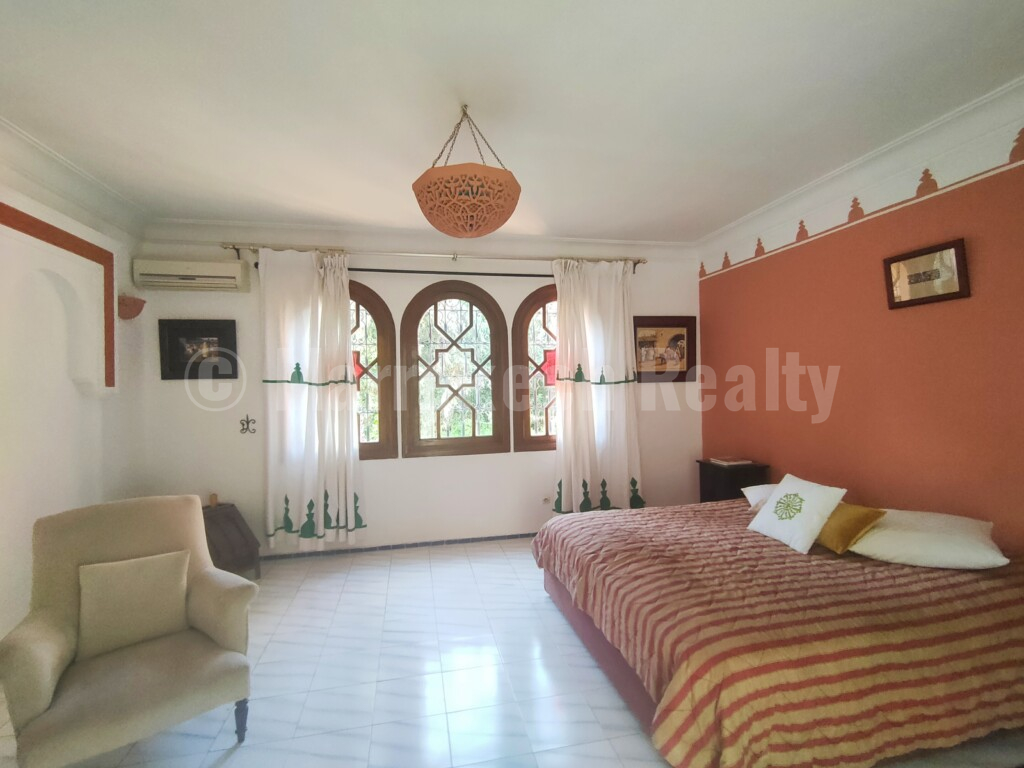 Standout old-school 4 suite villa close to downtown