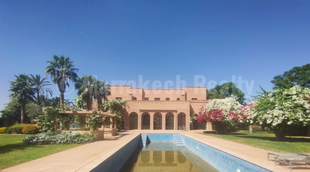 Luxury 9 suite property close to gold courses
