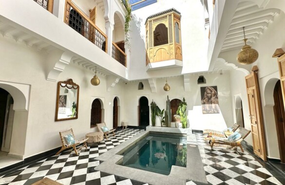 Handsome 6 bedroom Riad with direct car access