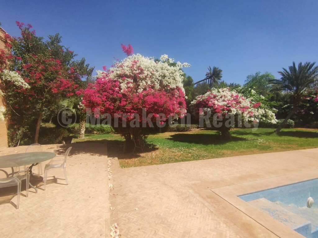 Luxury 9 suite property close to gold courses