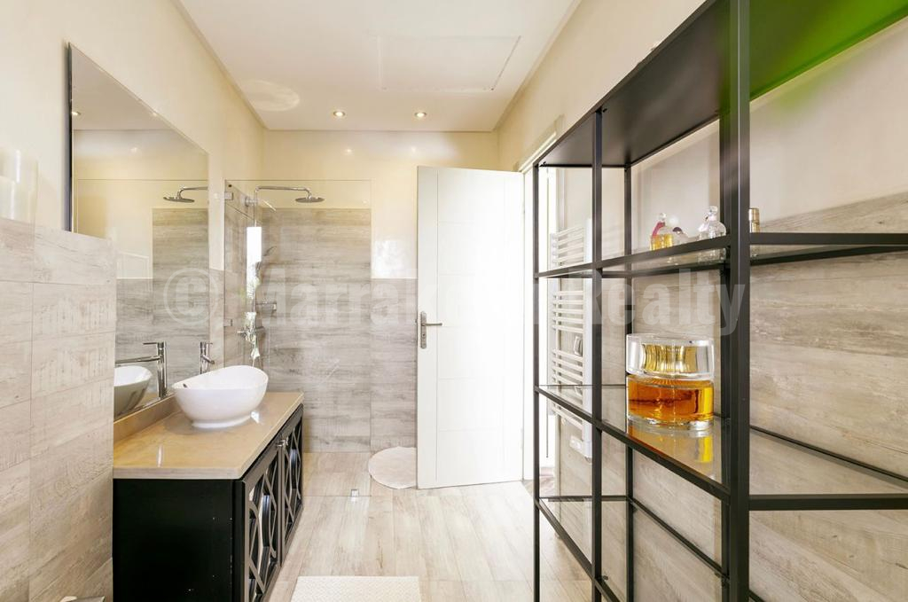 Handsome 4 bedroom villa in a golf resort