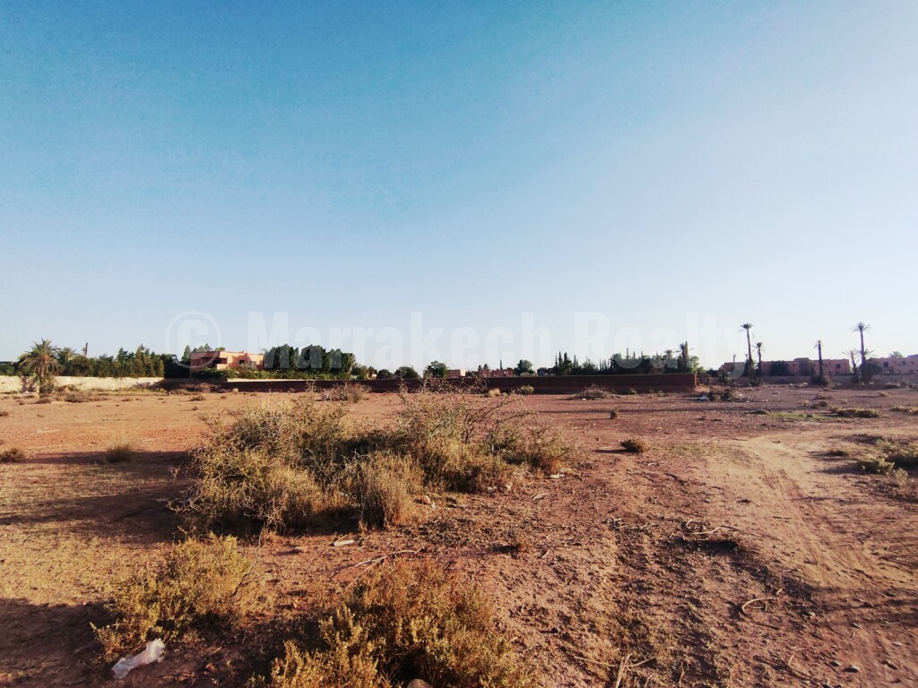 Standout titled plot close to the Amelkis golf