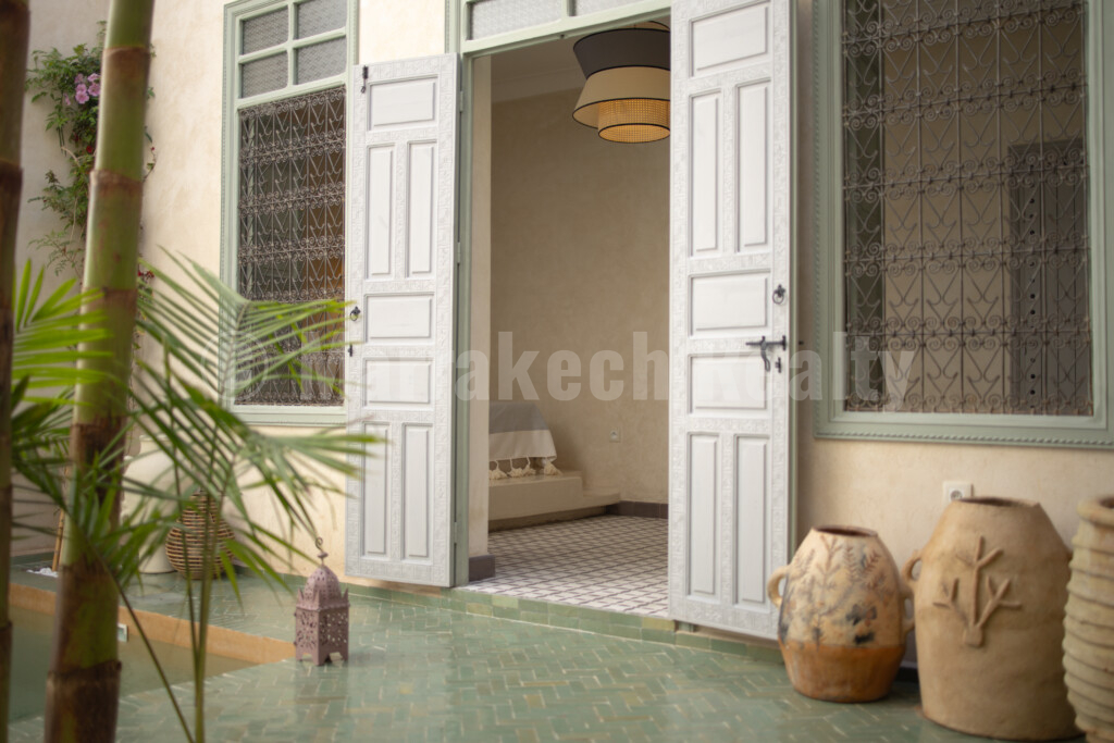 Delightful 4 bedroom Riad with heated pool and prime location