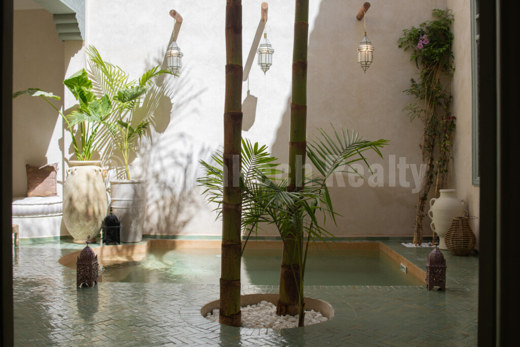 Delightful 4 bedroom Riad with heated pool and prime location