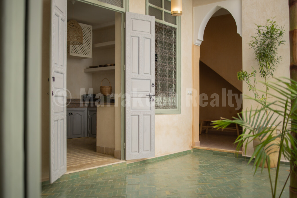 Delightful 4 bedroom Riad with heated pool and prime location