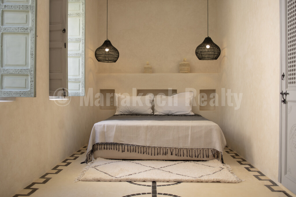 Delightful 4 bedroom Riad with heated pool and prime location