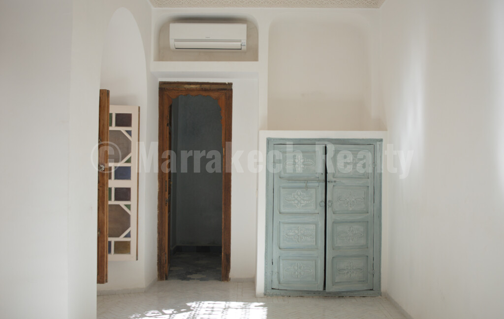 Delightful 5 bedroom Riad with pool and car access