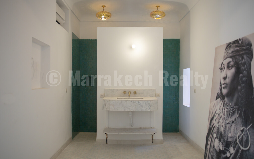 Delightful 5 bedroom Riad with pool and car access
