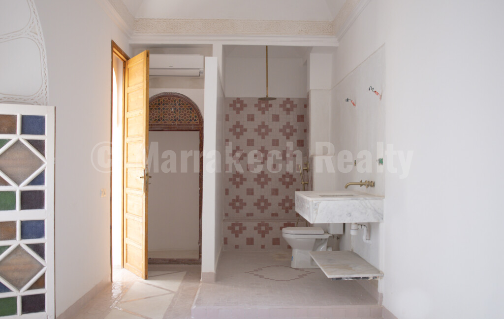 Delightful 5 bedroom Riad with pool and car access
