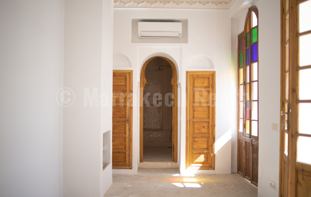 Delightful 5 bedroom Riad with pool and car access