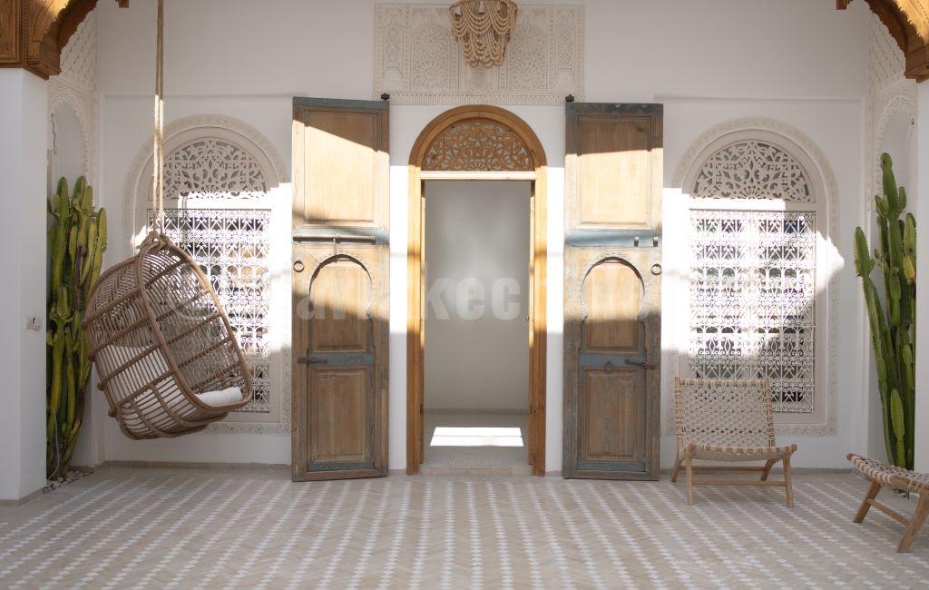 Delightful 5 bedroom Riad with pool and car access