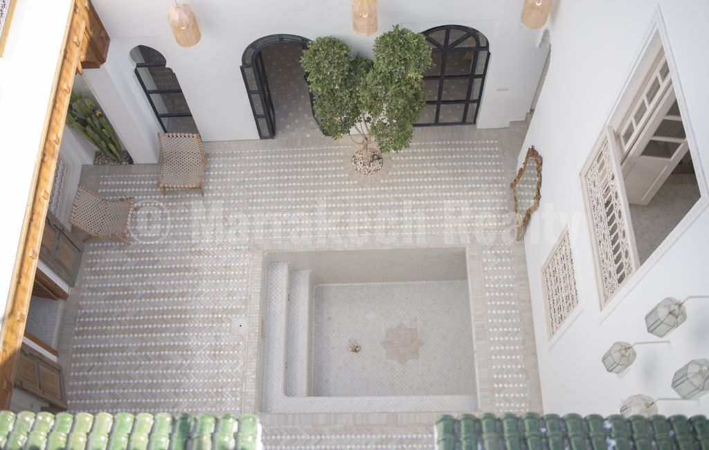Delightful 5 bedroom Riad with pool and car access