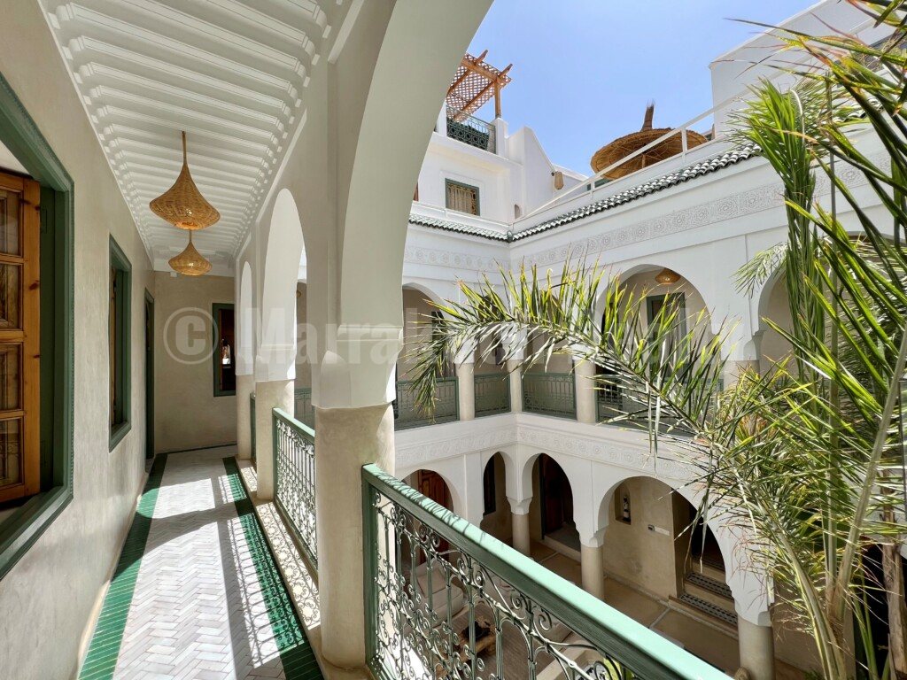 Superbe Riad de 5 chambres avec piscine chauffée et accès voiture