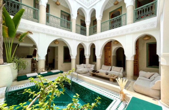 Handsome 5 bedroom Riad with heated pool and car access