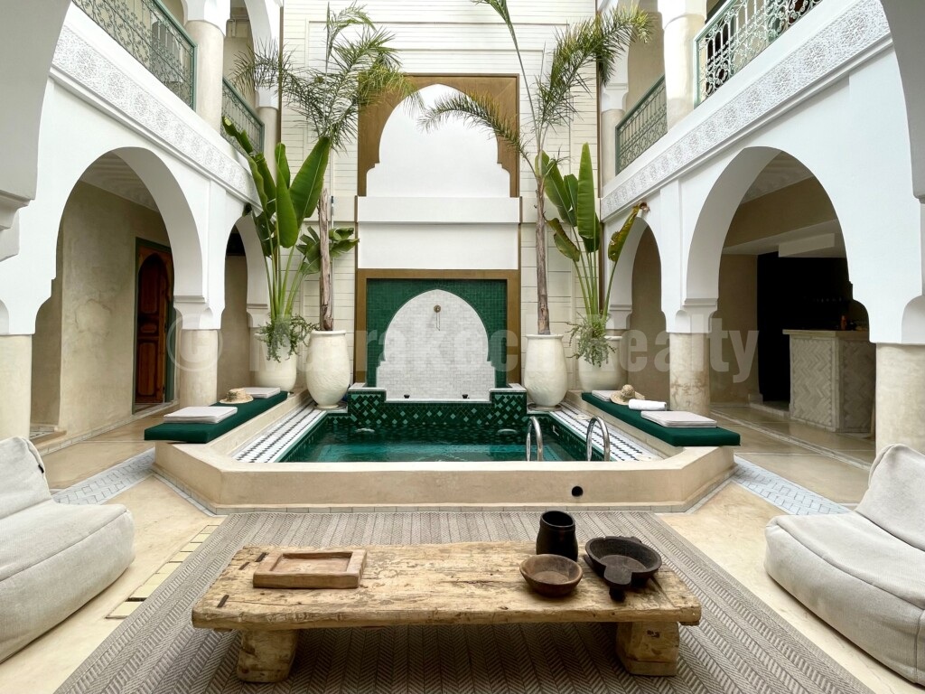 Superbe Riad de 5 chambres avec piscine chauffée et accès voiture