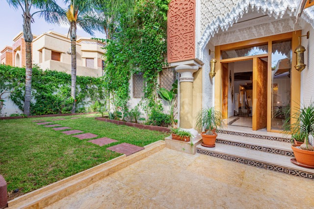 Beautiful 3 suites villa in a secure domain