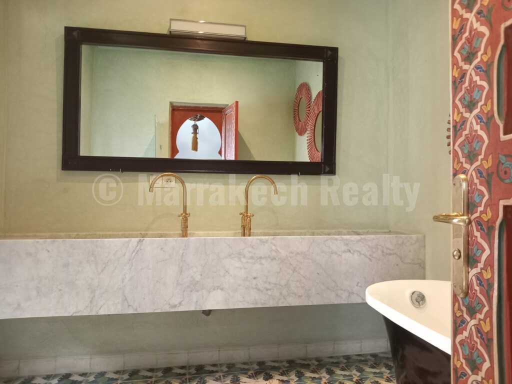 7 bedrooms new guest house: ready for his new owner