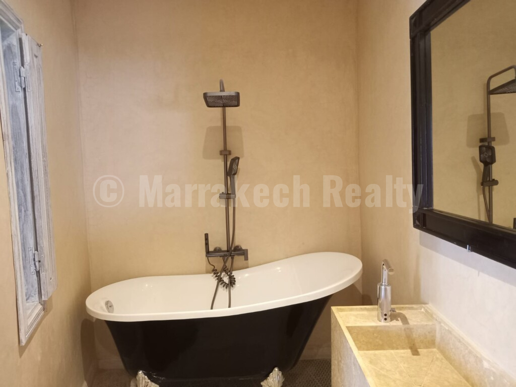 7 bedrooms new guest house: ready for his new owner