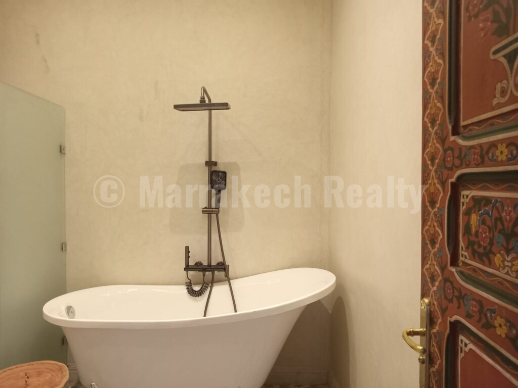 7 bedrooms new guest house: ready for his new owner