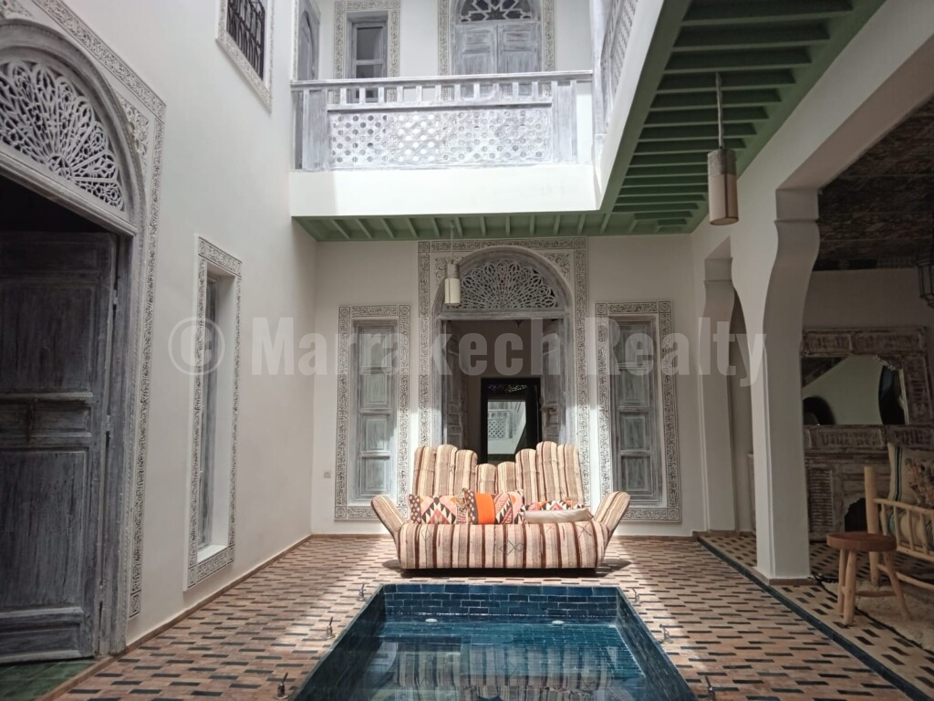 7 bedrooms new guest house: ready for his new owner