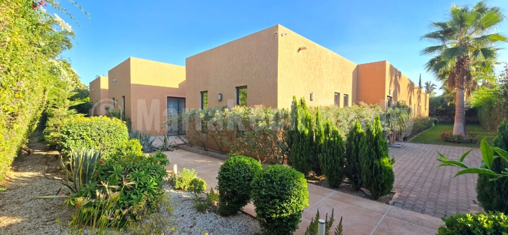 Sublime villa de plain-pied avec 5 suites et une grande piscine