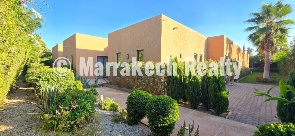 Sublime single-storey villa with 5 suites and a large swimming pool