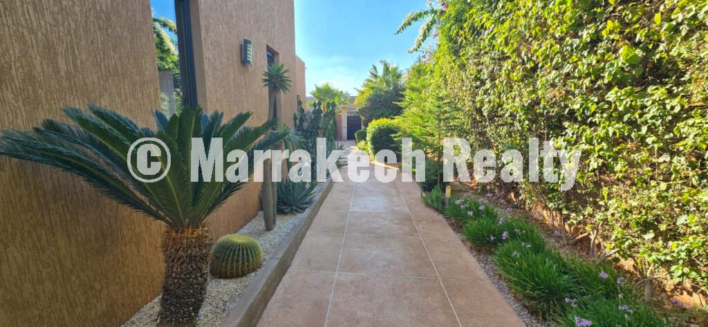 Sublime single-storey villa with 5 suites and a large swimming pool