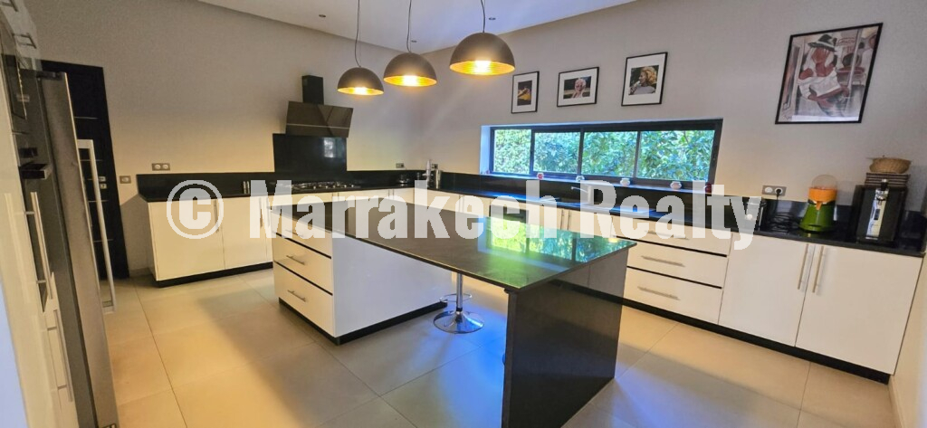 Sublime single-storey villa with 5 suites and a large swimming pool