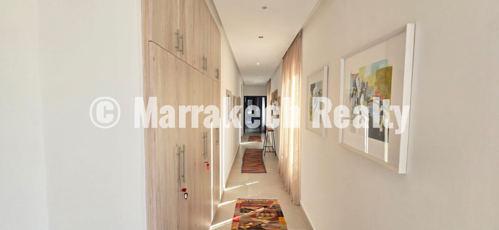 Sublime single-storey villa with 5 suites and a large swimming pool