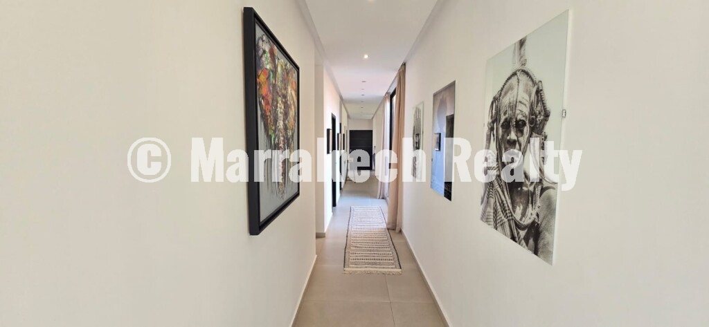 Sublime single-storey villa with 5 suites and a large swimming pool