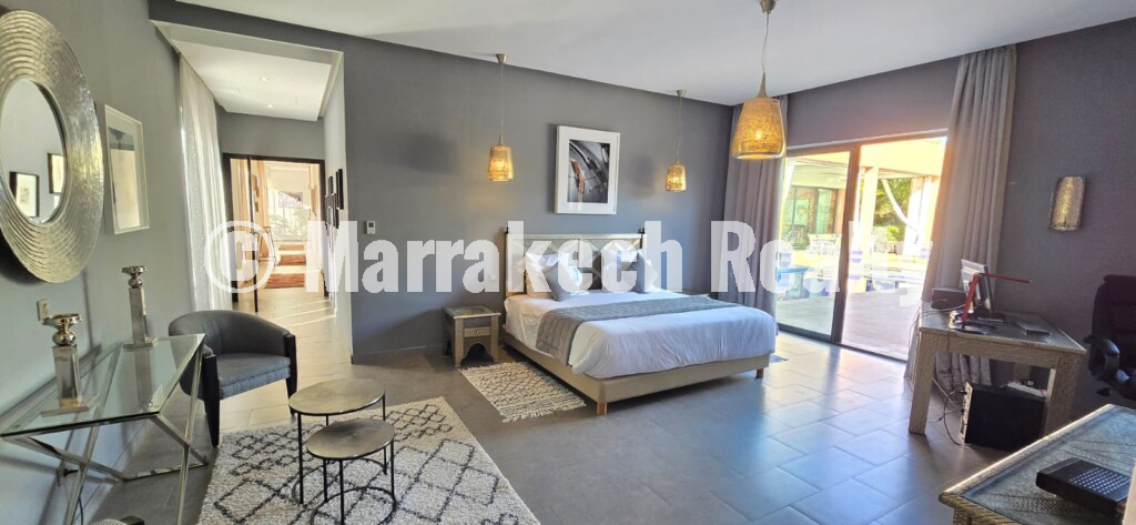 Sublime single-storey villa with 5 suites and a large swimming pool