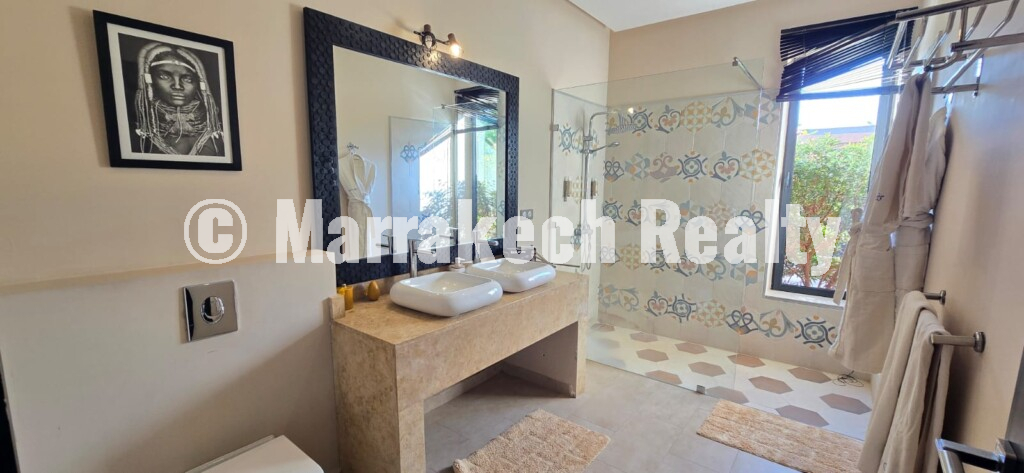 Sublime single-storey villa with 5 suites and a large swimming pool