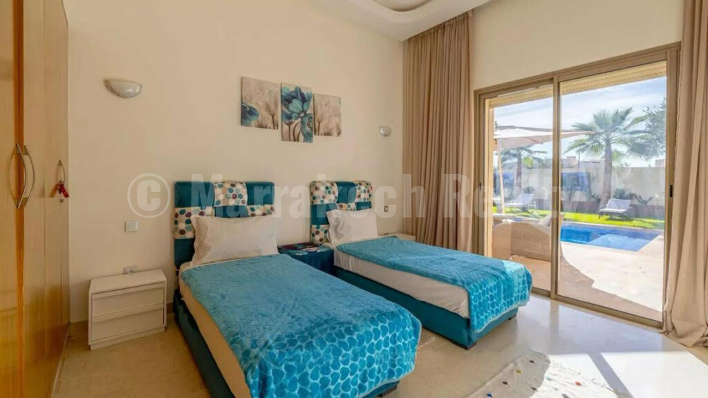 a saisir villa dans residence privee à louer en longue duree , piscine privative.