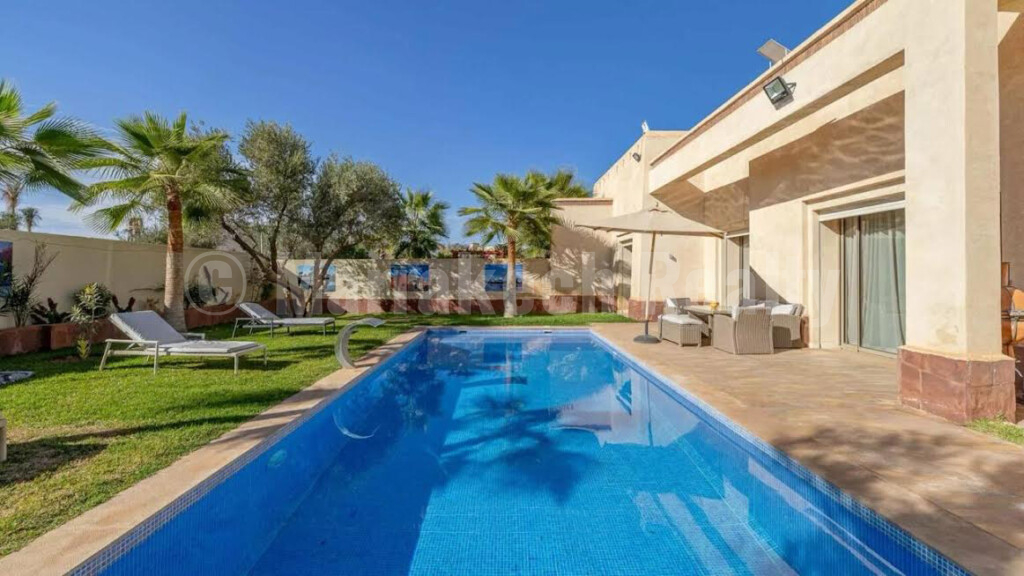 a saisir villa dans residence privee à louer en longue duree , piscine privative.