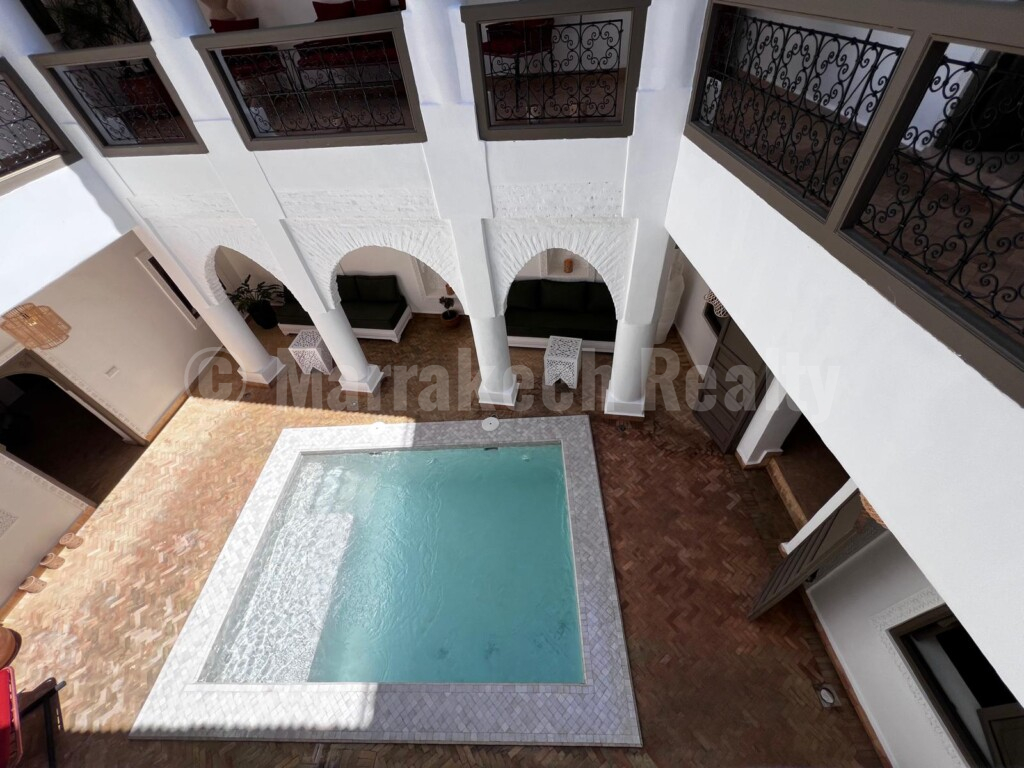 Titled riad with 5 bedrooms, sold furnished, equipped, heated swimming pool