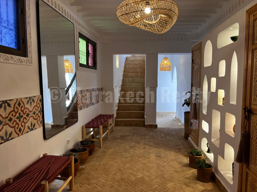 Riad titré de 5 chambres, vendu meublé, équipé, piscine chauffée