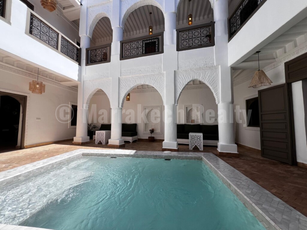 Titled riad with 5 bedrooms, sold furnished, equipped, heated swimming pool