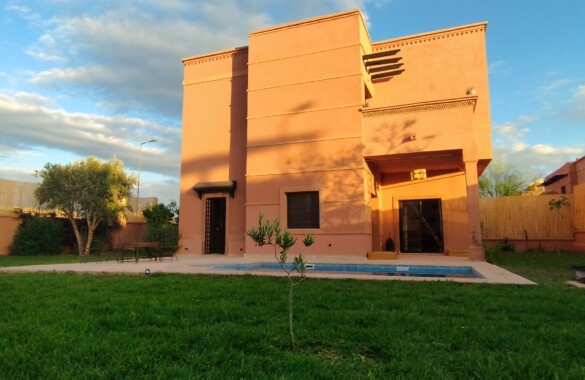 Villa meublée, 3 chambres, 2 salles de bain, piscine, jardin, panneaux solaires, située dans une résidence calme