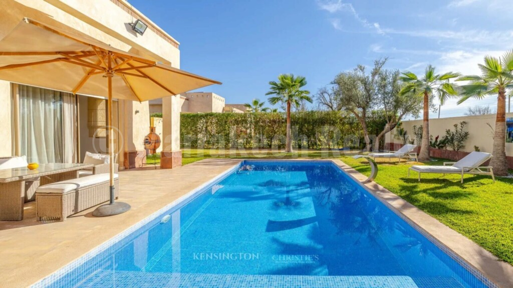 a saisir villa dans residence privee à louer en longue duree , piscine privative.