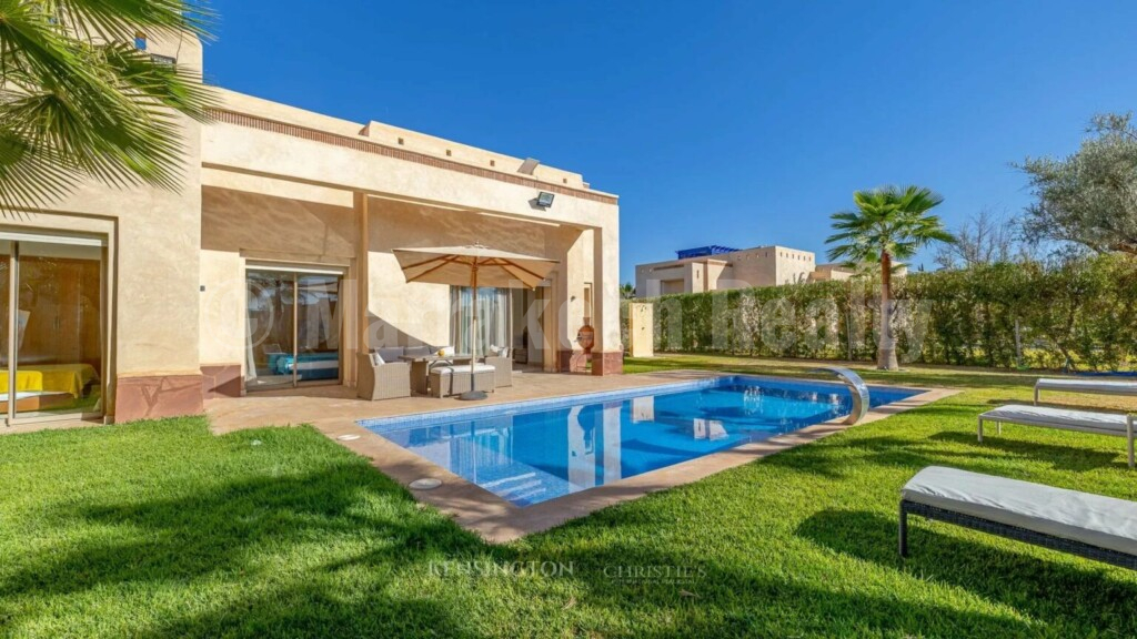 a saisir villa dans residence privee à louer en longue duree , piscine privative.