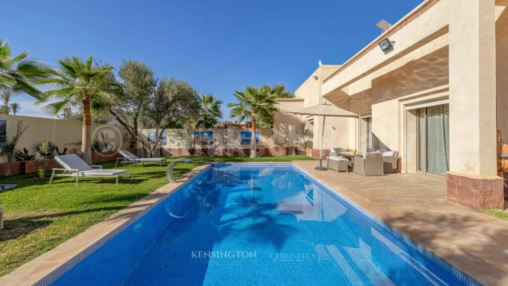 a saisir villa dans residence privee à louer en longue duree , piscine privative.