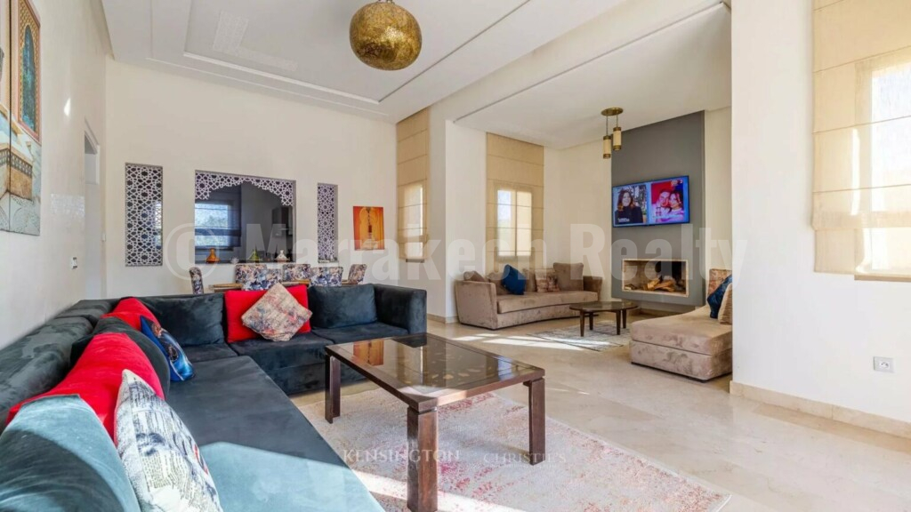 a saisir villa dans residence privee à louer en longue duree , piscine privative.