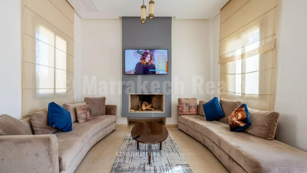 a saisir villa dans residence privee à louer en longue duree , piscine privative.