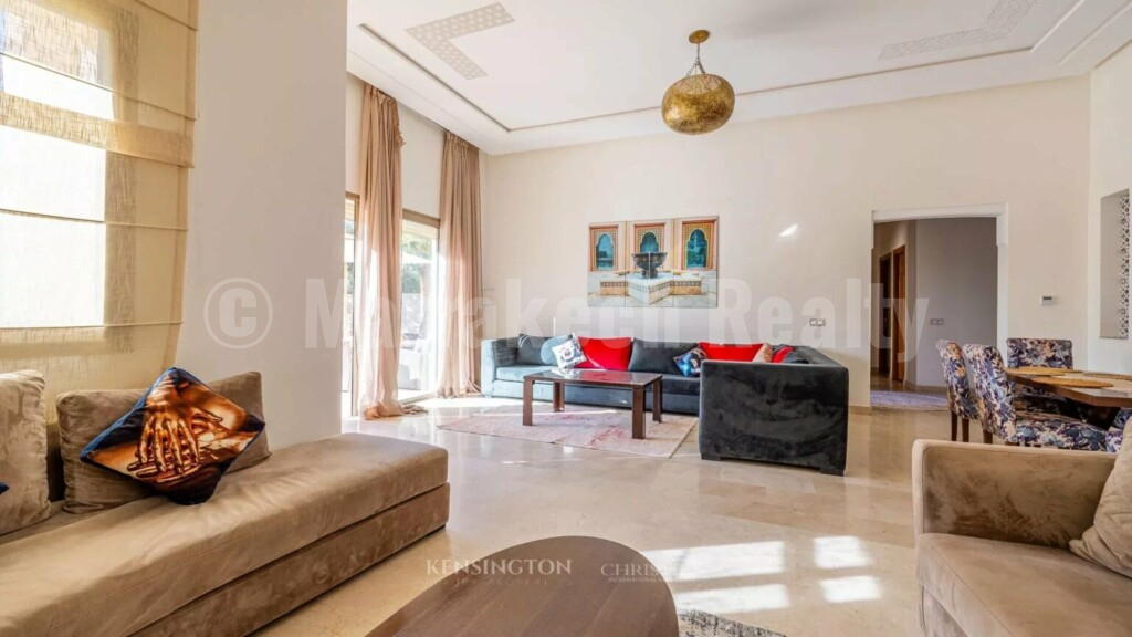 a saisir villa dans residence privee à louer en longue duree , piscine privative.