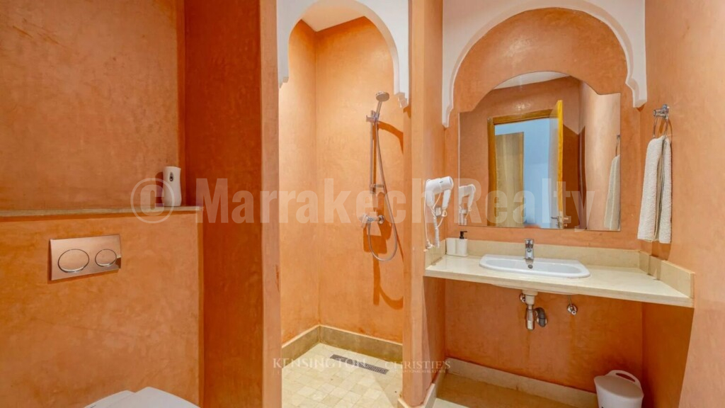 a saisir villa dans residence privee à louer en longue duree , piscine privative.