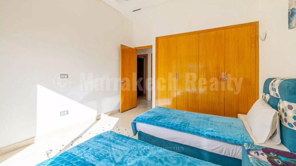 a saisir villa dans residence privee à louer en longue duree , piscine privative.